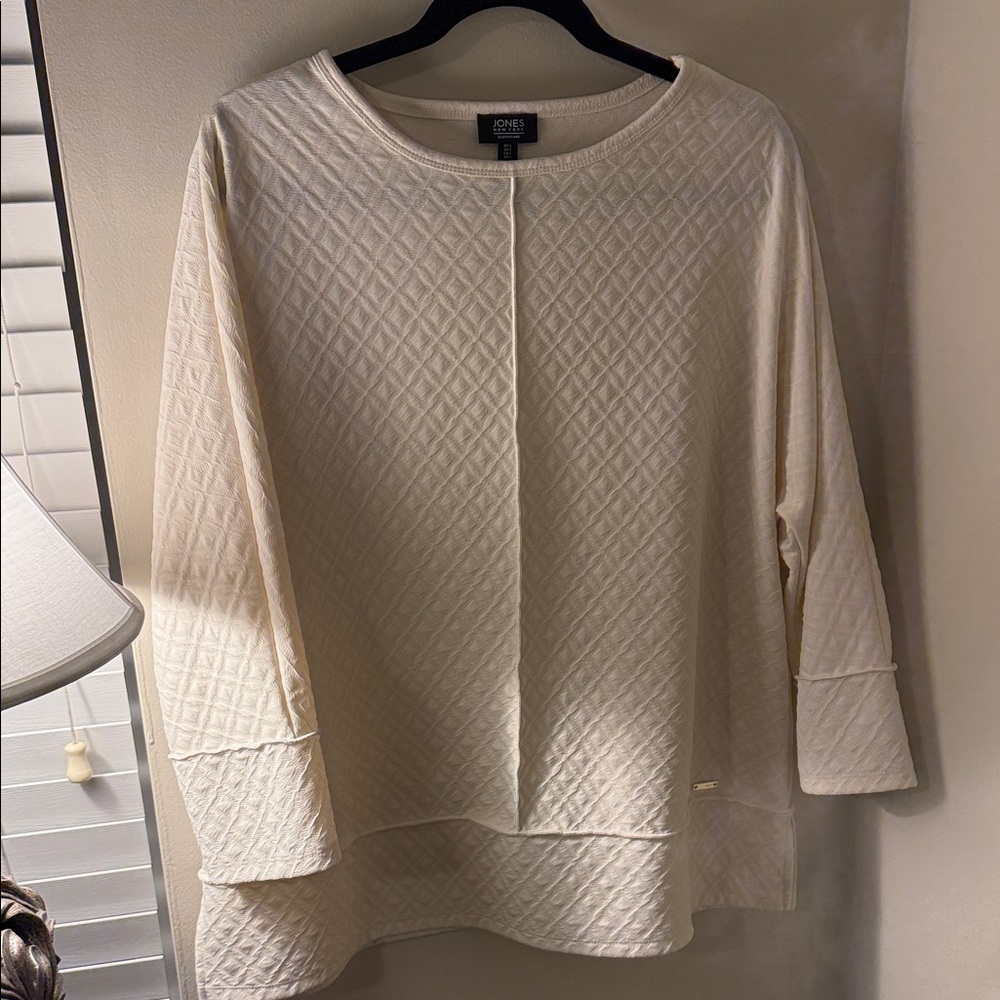 Jones New York Off-White Top with 3/4” sleeves.